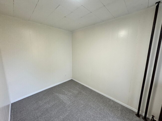 Building Photo - A Charming 2 Bed Updated Unit Available NOW!