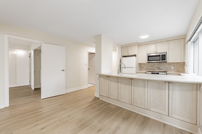 Building Photo - 10 Queens Quay W