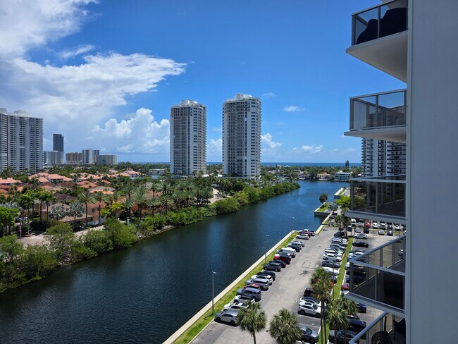 Foto del edificio - 3701 N Country Club Dr