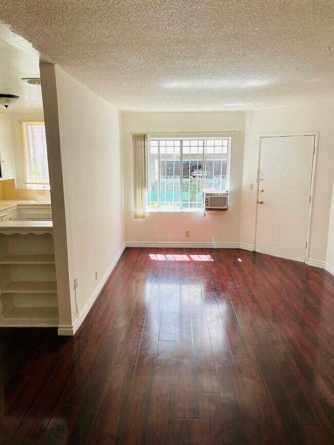 Foto del edificio - 827 N Hudson Ave