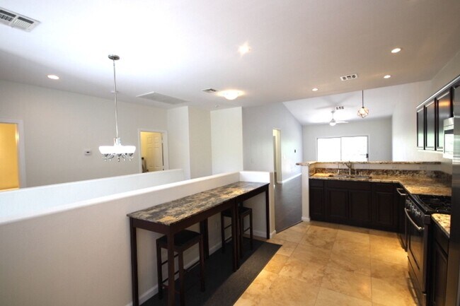 Foto del edificio - Close to shopping and easy access to Freeway!!!