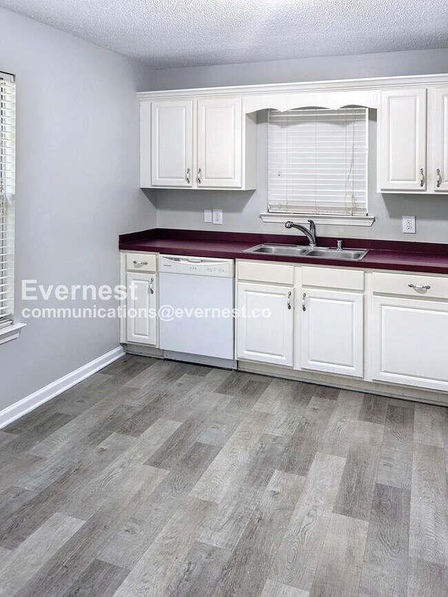 Building Photo - 3 Bed, 2 Bath Home with Garage / Pet-Friendly / Vouchers Accepted / Coming Soon!