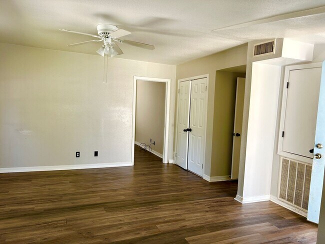 Foto del edificio - 160 1/2 Robinson Place