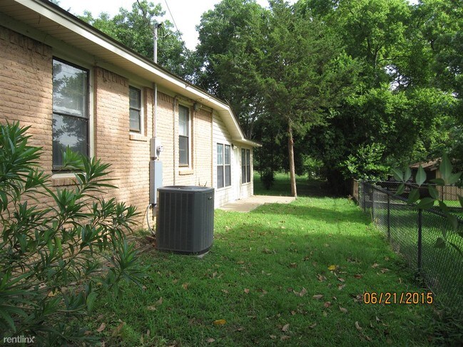 Building Photo - 2110 E Devine St
