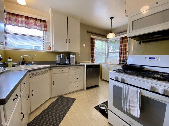 Foto del edificio - 2 br, 1 bath House - 4735 Valencia Drive F...