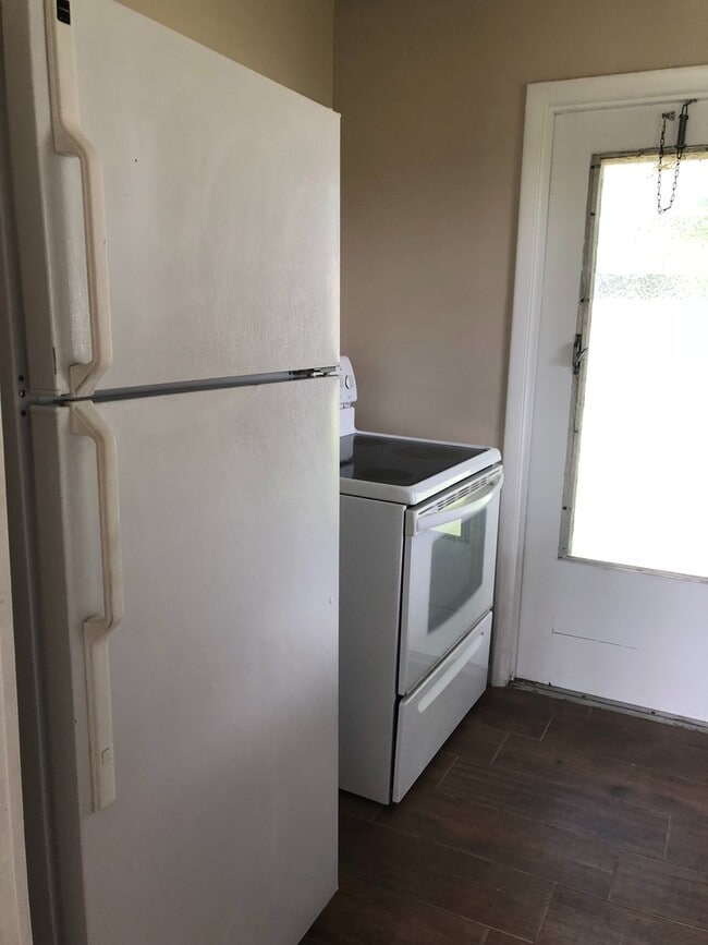 Building Photo - 2 Bed 1 Bath Home | Pet Friendly | Washer ...