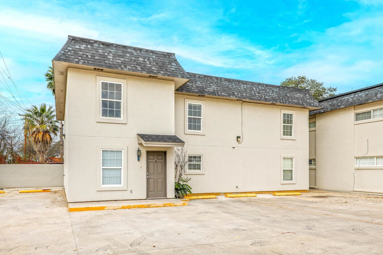 102 Belaire Dr Unit 7, Laredo, TX 78041 Room for Rent in Laredo, TX