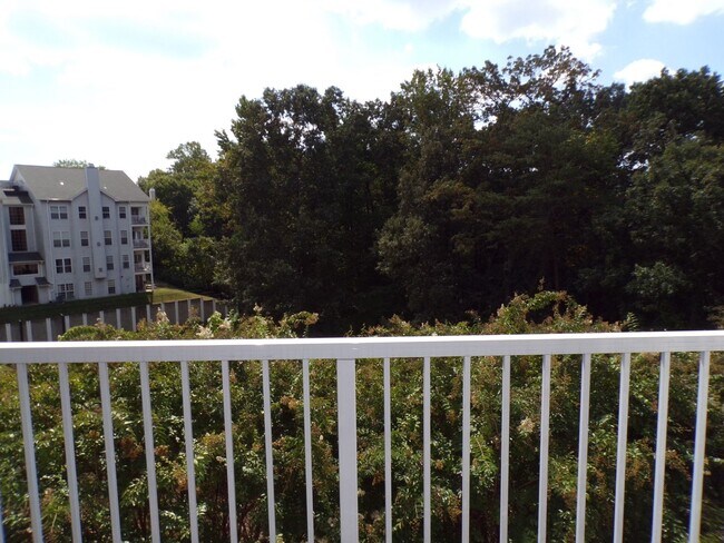 Foto del edificio - Two Bedroom, Two Level Condo Near Van Dorn Metro