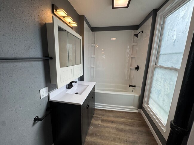 Foto del edificio - Charming 2-Story Home with Eat-In Kitchen ...
