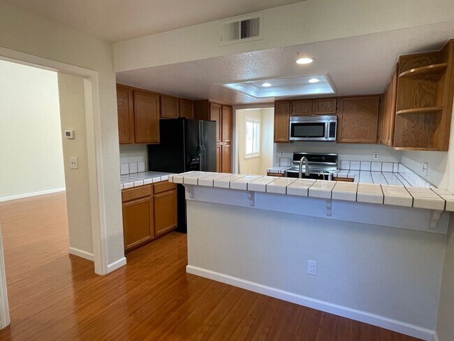 Building Photo - Perfectly Located 2 Bedroom 2.5 Bath Townh...