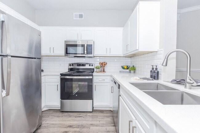 Building Photo - Daily Luxury, Simple