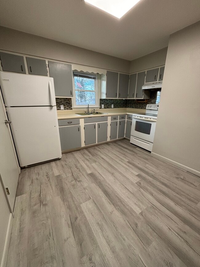 Building Photo - 406 N Main St