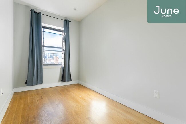 Building Photo - ROOM ONLY in 3-bed/1.0-bath Home