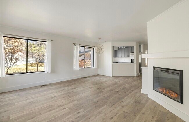 Sala de estar/comedor - 4647 Burgundy Ln