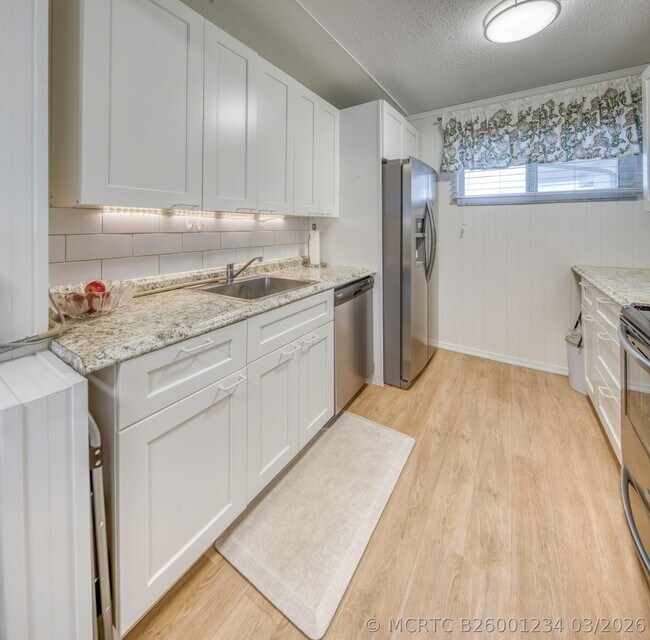 Building Photo - 2566 Garden Dr S