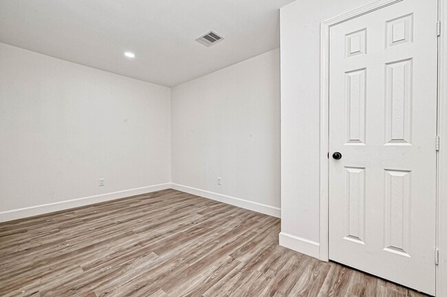 Foto del edificio - 5609 Denmark St