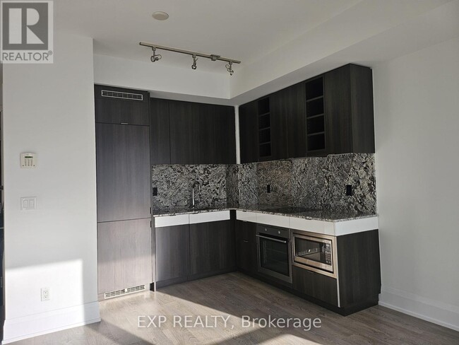 Photo du bâtiment - 101 Erskine Ave