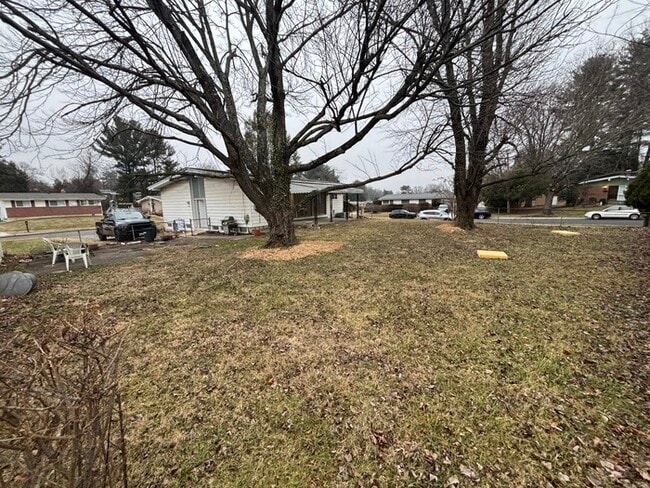 Building Photo - 5 Bedroom Home