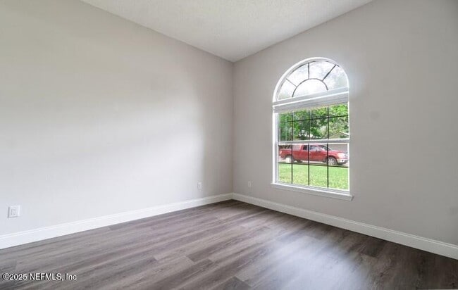 Building Photo - 557 Grand Parke Dr