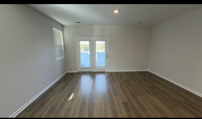 Foto del edificio - 529 Ellen Rd