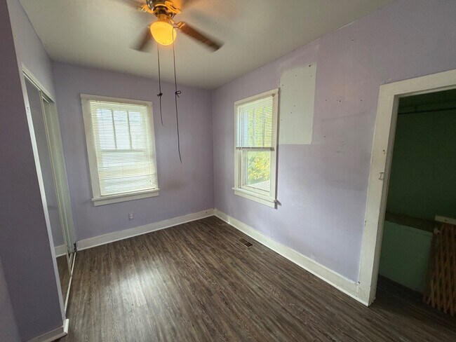 Building Photo - 614 W 8th Ave