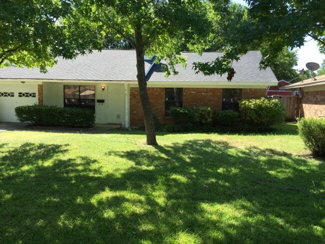 Building Photo - 818 Quinette Dr