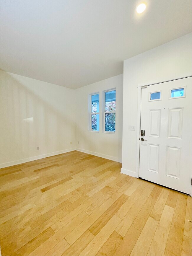 Building Photo - 3714 S Holly Park Dr