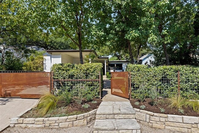 Building Photo - 1306 Bonham Terrace