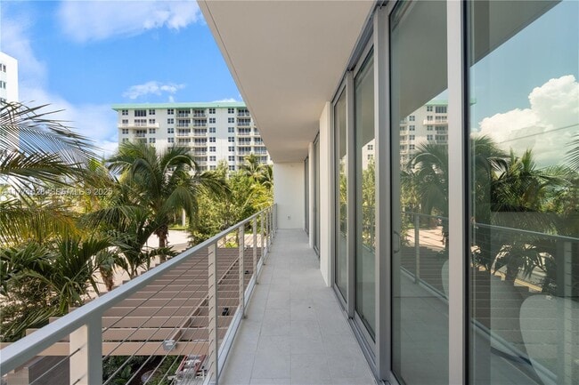 Building Photo - 10281 W Bay Harbor Dr