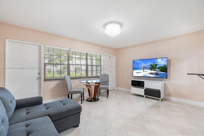 Foto del edificio - 2455 NE 51st St