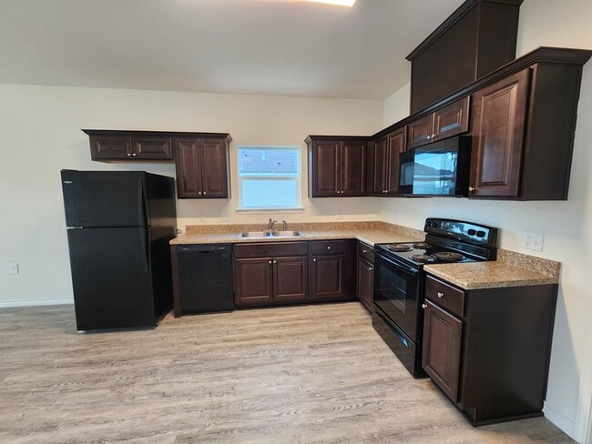Building Photo - 6210 Red Oak Dr
