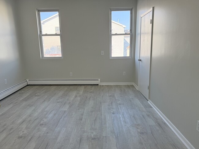 Bedroom with 2 closets - 86 Bleecker St
