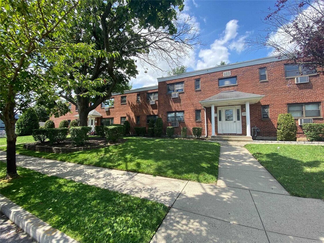 Primary Photo - 250 Richard Ave