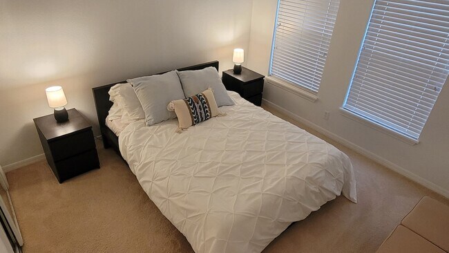 2nd bedroom -queen bed - 2808 Club Cortile Cir