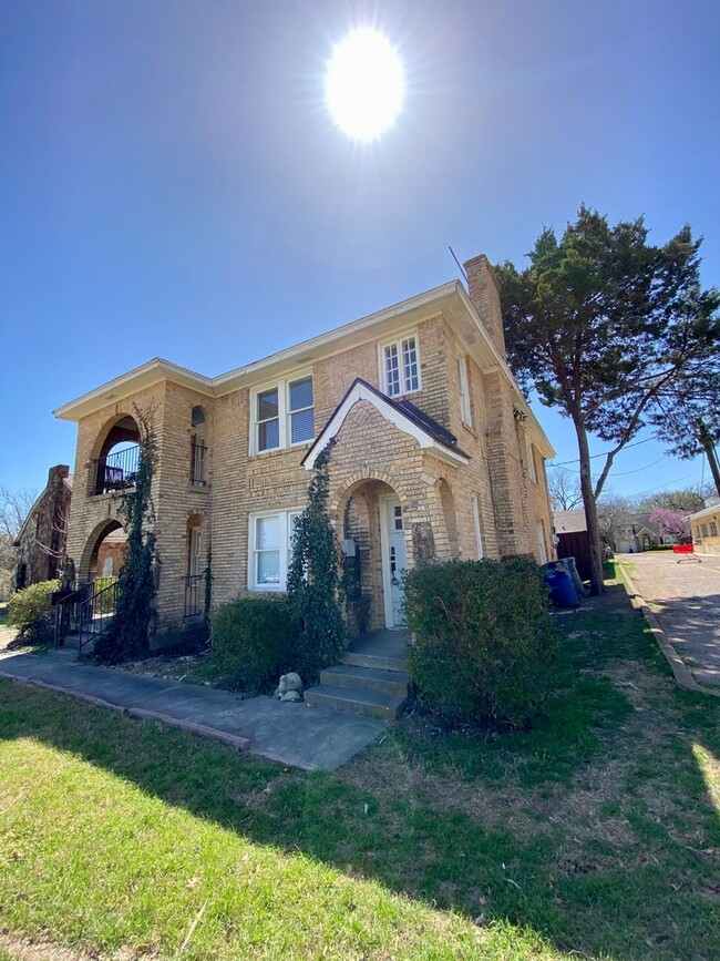 Building Photo - 2 bed/1 bath Duplex Overlooking Dallas Sky...