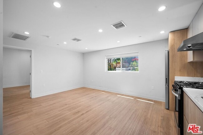 Building Photo - 1530 S Hayworth Ave