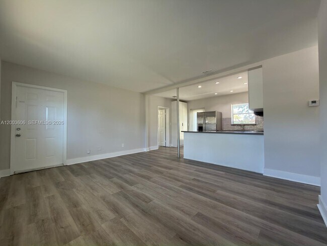 Foto del edificio - 1325 NW 11th Ct