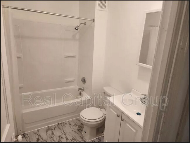 Foto del edificio - 408 Woodlawn Ave