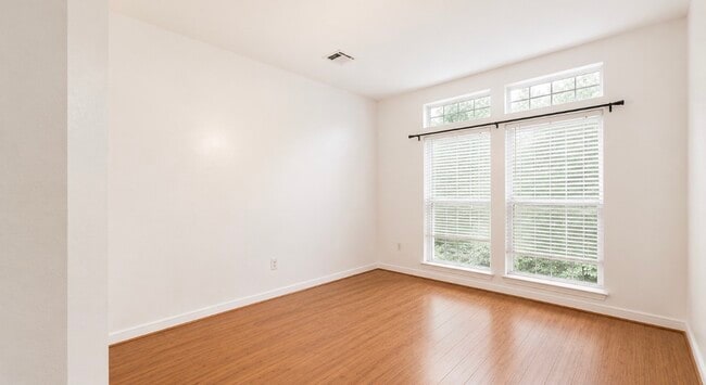 Building Photo - 423 Blossomwood Dr