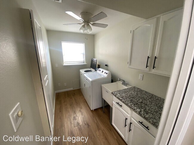 Building Photo - 3 br, 2 bath House - 11100 Academy Ridge NE