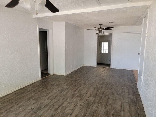 Foto del edificio - Spacious 3 Bed 1 bath home