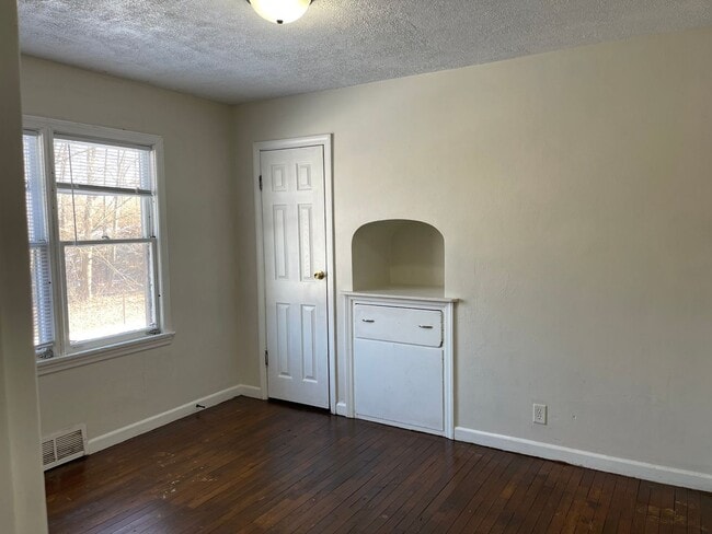 Building Photo - Lovely 3 Bedroom Southside Holland