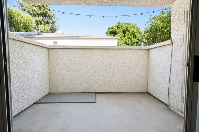 Foto del edificio - 2 Bedroom + 2 Bath Condo in Winnetka
