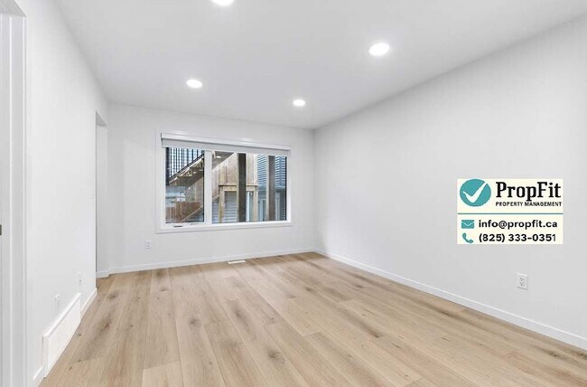 Photo du bâtiment - 7324 Klapstein Cres SW
