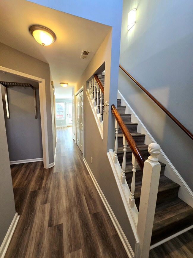 Building Photo - 2808 Shadowbrook Ln