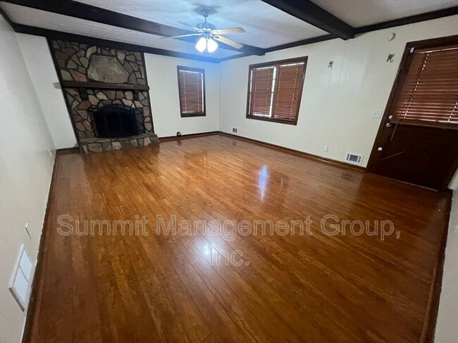 Building Photo - 916 Curry Cir SE