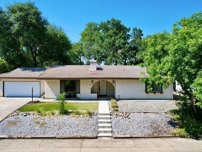 Building Photo - Must see! Conveniently located 3 bedroom with pets considered