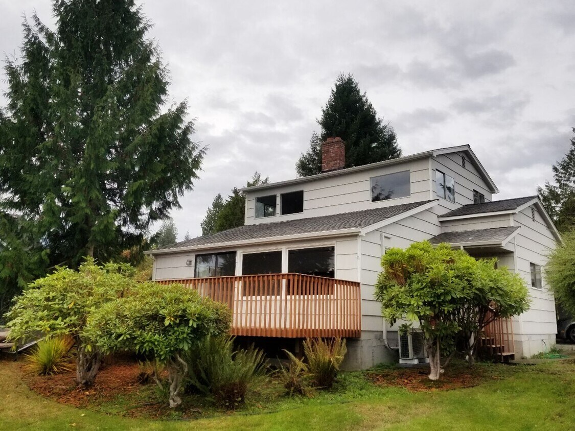 Foto principal - Well Kept Port Orchard Charmer with Stellar Seattle View, Available Now!