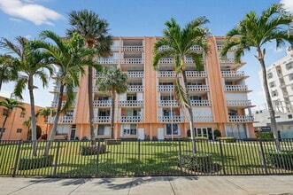 Building Photo - 15 S Golfview Rd