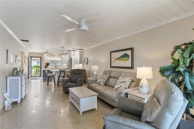 Foto del edificio - 2240 Stickney Point Rd